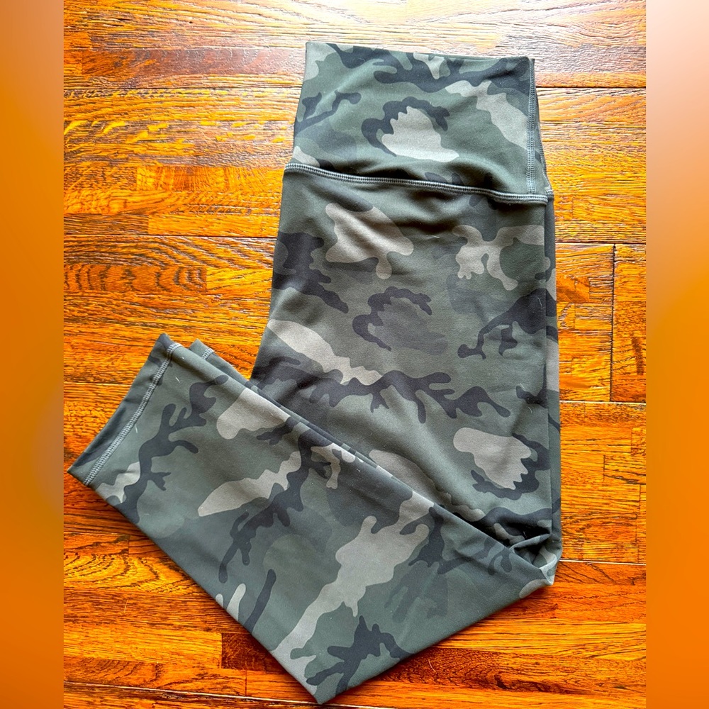 Zyia Forrest Camo Luxe Highrise capris- size 8/10